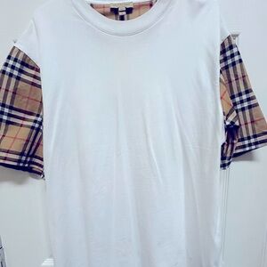 Selling this unisex authentic Burberry size L U.S. T shirt